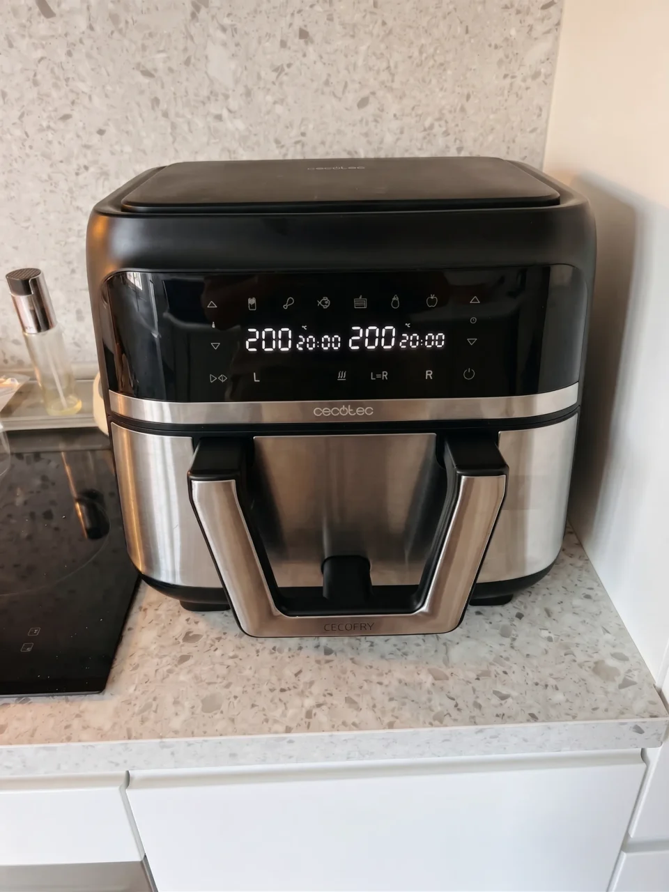 Display touch digitale attivo della Cecotec Cecofry, una delle migliori friggitrici ad aria a doppio cestello per la cucina.