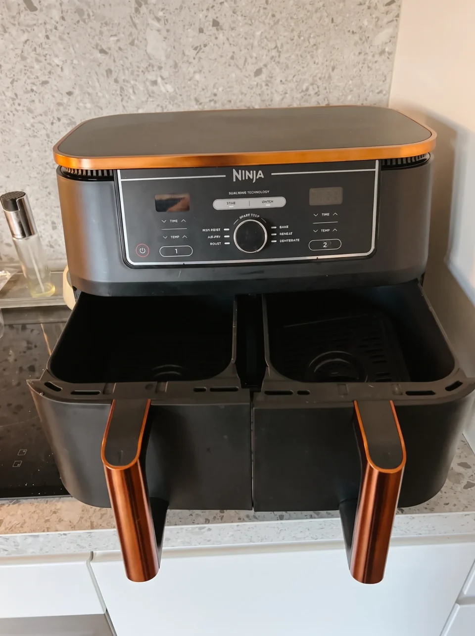 Ninja Foodi MAX AF400EUCP con cassetti aperti inserita tra le migliori friggitrici ad aria a doppio cestello