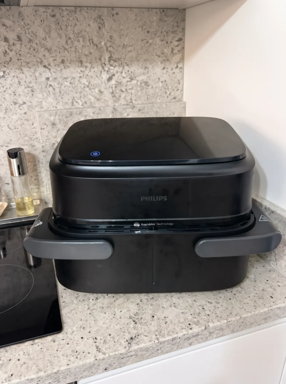 Philips Airfryer Serie 1000 Flexi su piano cucina, tra le migliori friggitrici ad aria a doppio cestello compatte