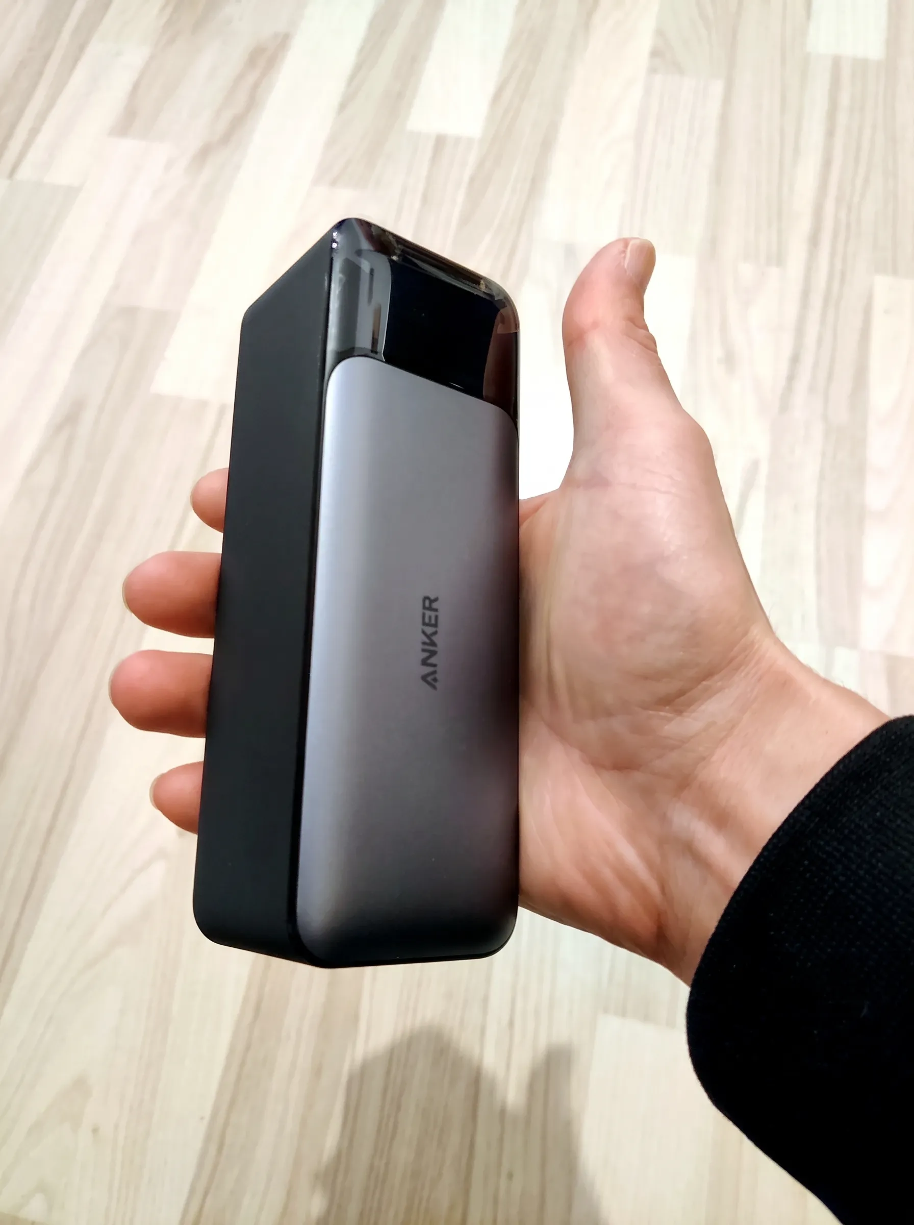 Power bank Anker 737 tenuto in mano per mostrarne dimensioni e ingombro