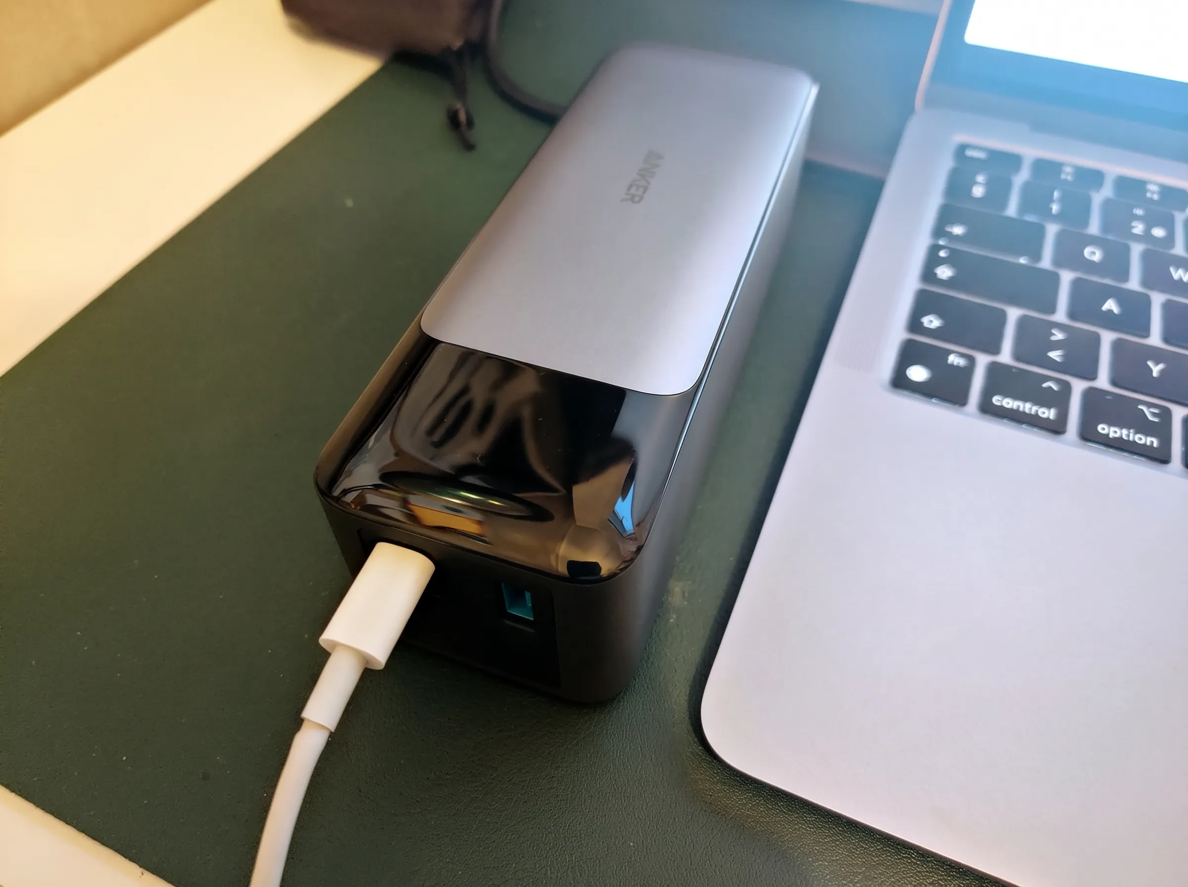 Recensione Anker 737: power bank collegato via USB-C accanto a un MacBook sulla scrivania