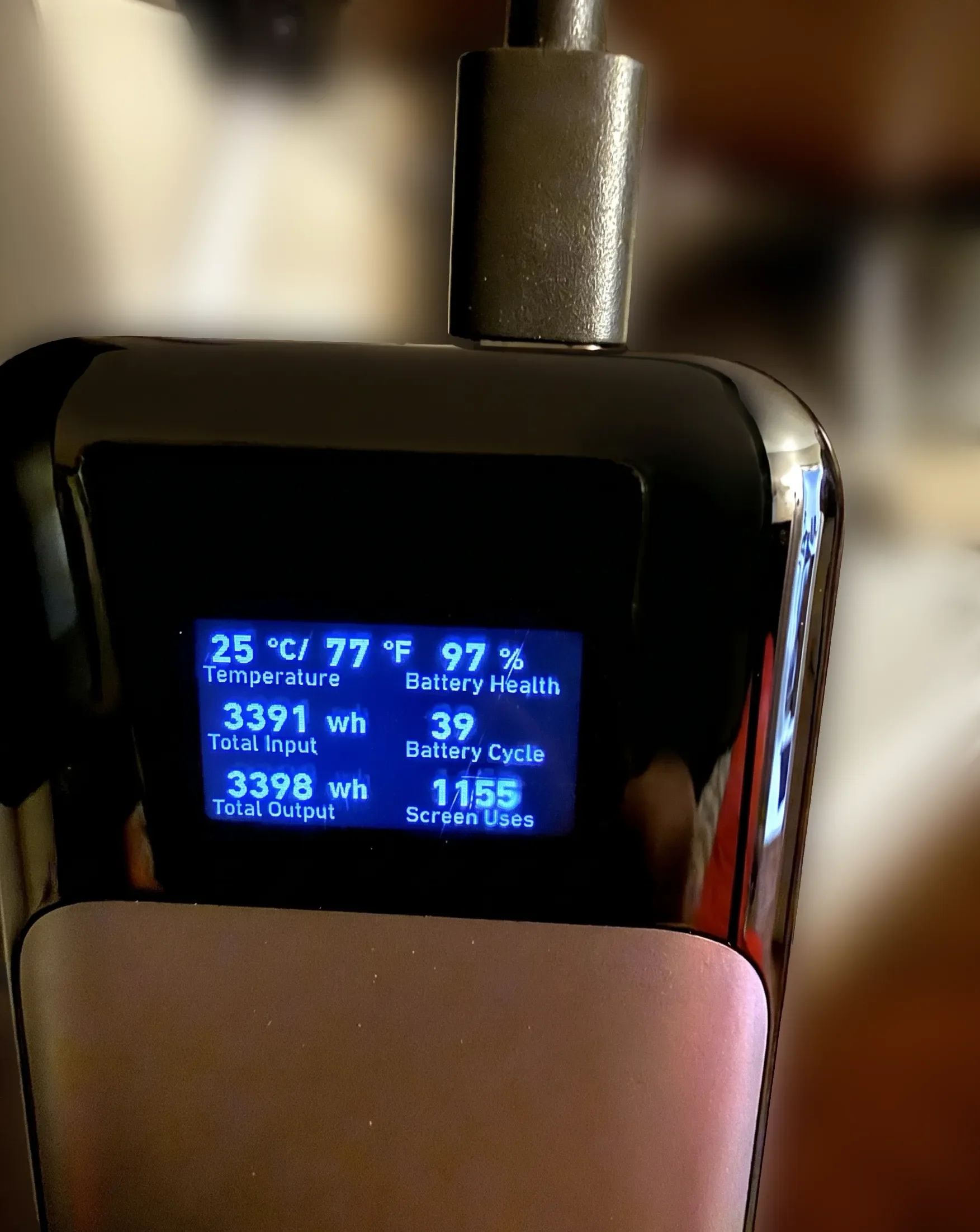 Schermata statistiche dell’Anker 737 con temperatura, salute batteria, cicli ed energia totale